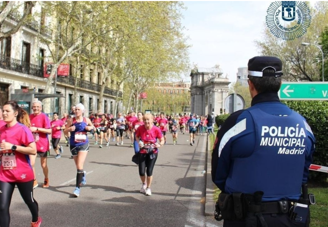 Un polic�a municipal durante la marat�n y la media marat�n de Madrid en 2024.