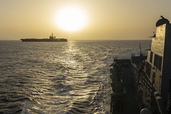 El buque USS Abraham Lincoln transita por el mar Arábigo.