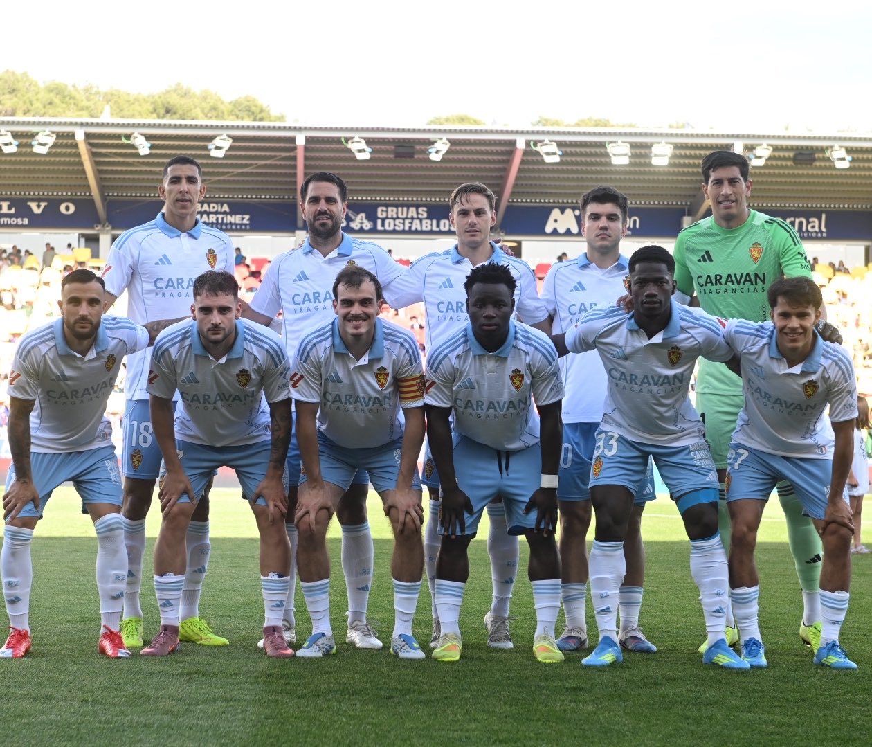El once del Zaragoza, antes de empezar el partido en Huesca.