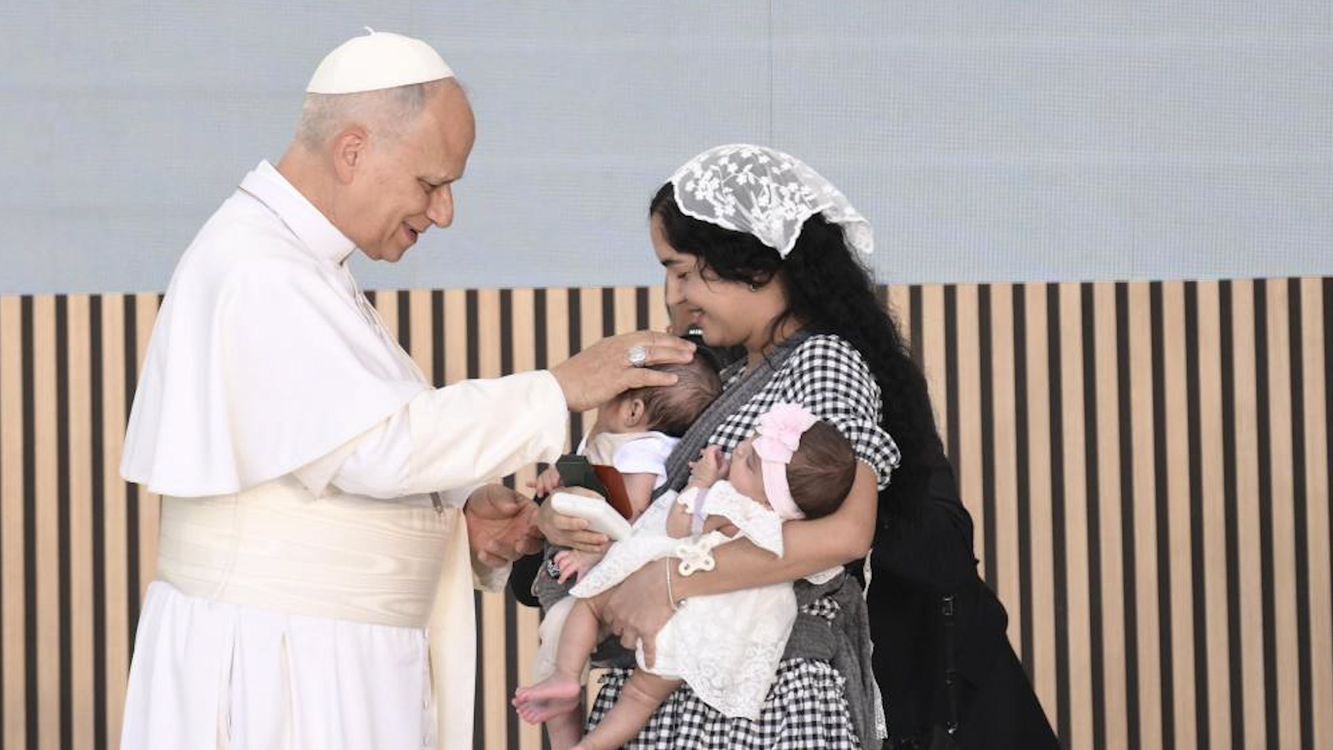 El Papa León XIV ha lanzado un mensaje a favor de la integración y la acogida durante uno de los actos de su visita a España. El pontífice resumió su visión sobre la migración con una frase que ha generado una amplia repercusión: "Quien está en Madrid, es de Madrid. Estoy entre vosotros como un madrileño más".
Con estas palabras, León XIV quiso subrayar la importancia de construir sociedades inclusivas y abiertas, capaces de integrar a quienes llegan en busca de nuevas oportunidades o protección. El Santo Padre insistió en que la convivencia debe basarse en el respeto mutuo, la solidaridad y el reconocimiento de la dignidad de todas las personas.
Durante su intervención, el Papa también pidió no olvidar "las exigencias de la caridad y la justicia", principios que consideró fundamentales para afrontar los desafíos sociales y humanitarios de nuestro tiempo. Según explicó, las respuestas a los movimientos migratorios deben combinar la atención a las personas más vulnerables con el compromiso por una sociedad más cohesionada.
Las declaraciones de León XIV se producen en un contexto de intenso debate sobre la inmigración en Europa y refuerzan uno de los ejes de su pontificado: la defensa de la dignidad humana, la fraternidad y la atención a quienes se encuentran en situaciones de mayor necesidad.
