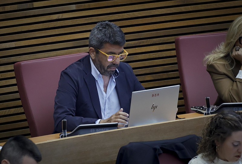 Carlos Maz�n, en una de sus �ltimas apariciones en las Cortes Valencianas.