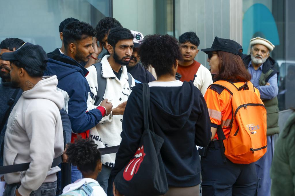 Un grupo de inmigranes en la Oficina de Atenci�n al Ciudadano de la plaza Sant Miquel de Barcelona.