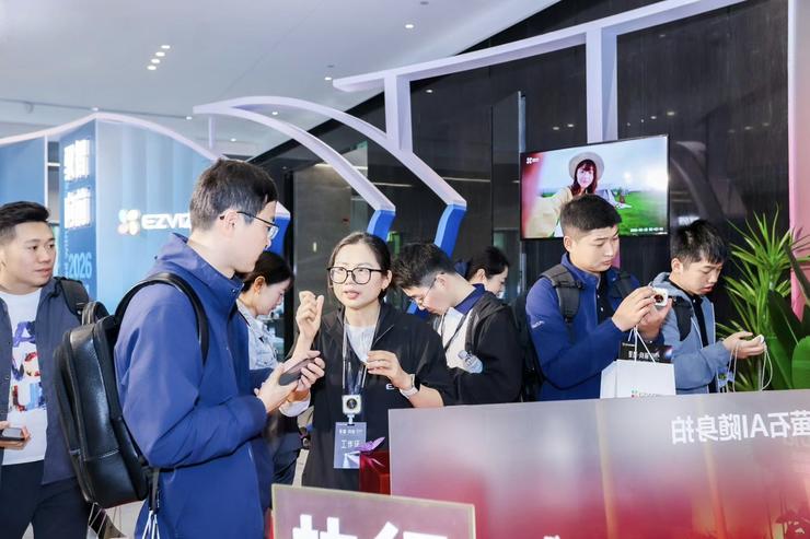 萤石发布会的「两张面孔」:AI硬件的「激进」与品牌叙事的「谨慎」