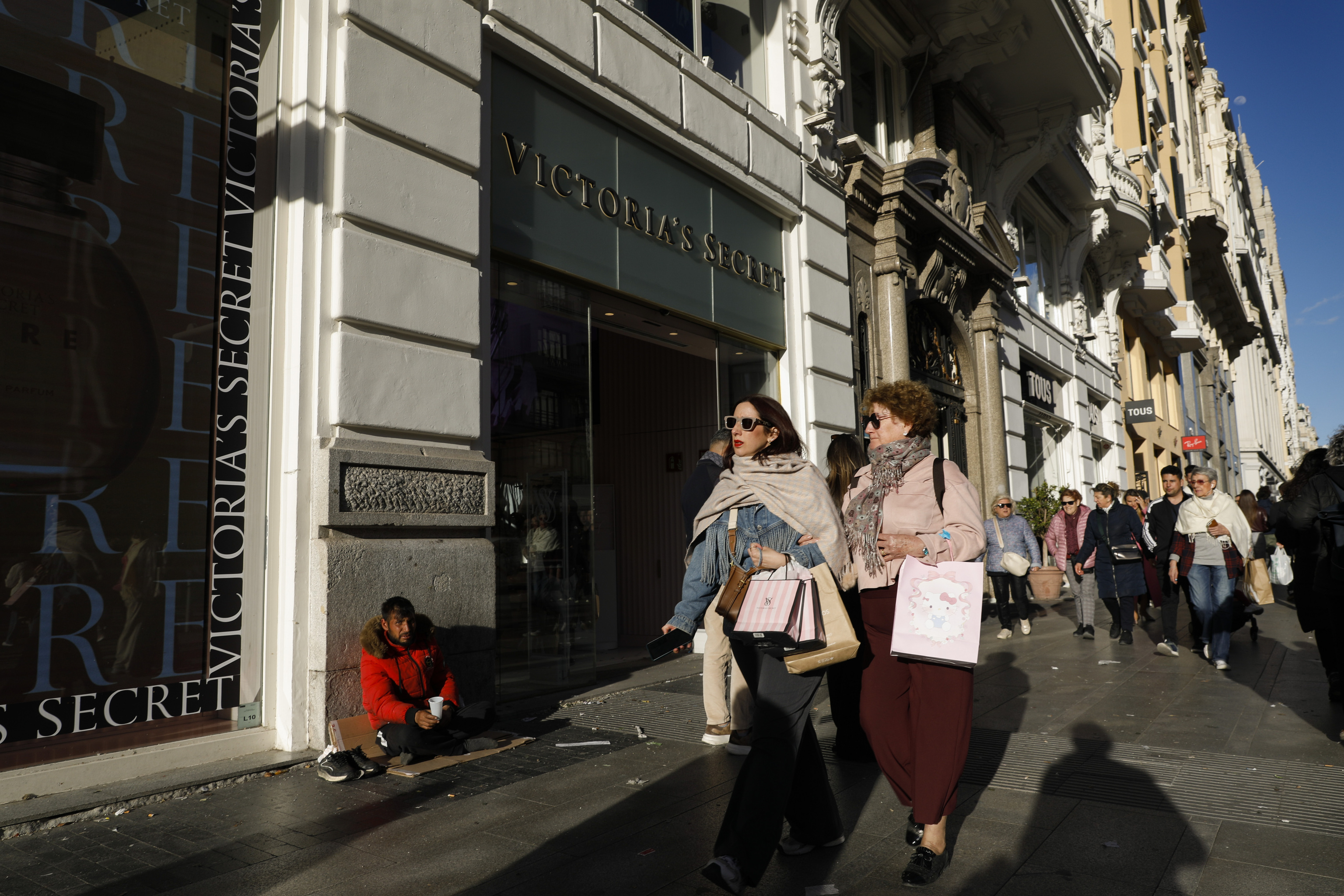 Varias personas compran en Madrid.