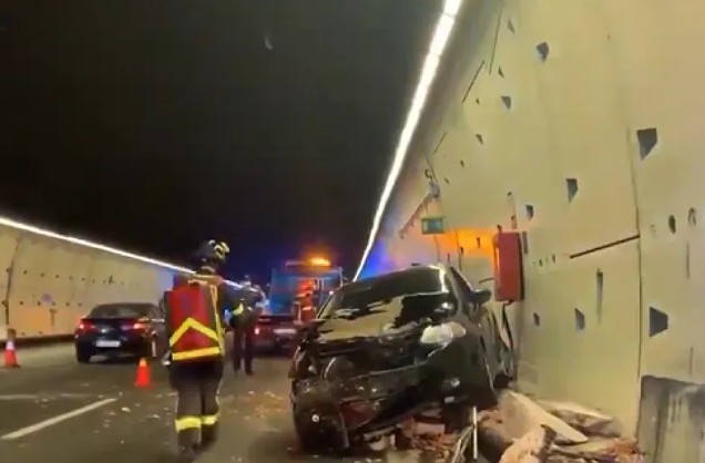 Estado de uno de los coches tras el accidente en la M-30.EMERGENCIAS MADRID