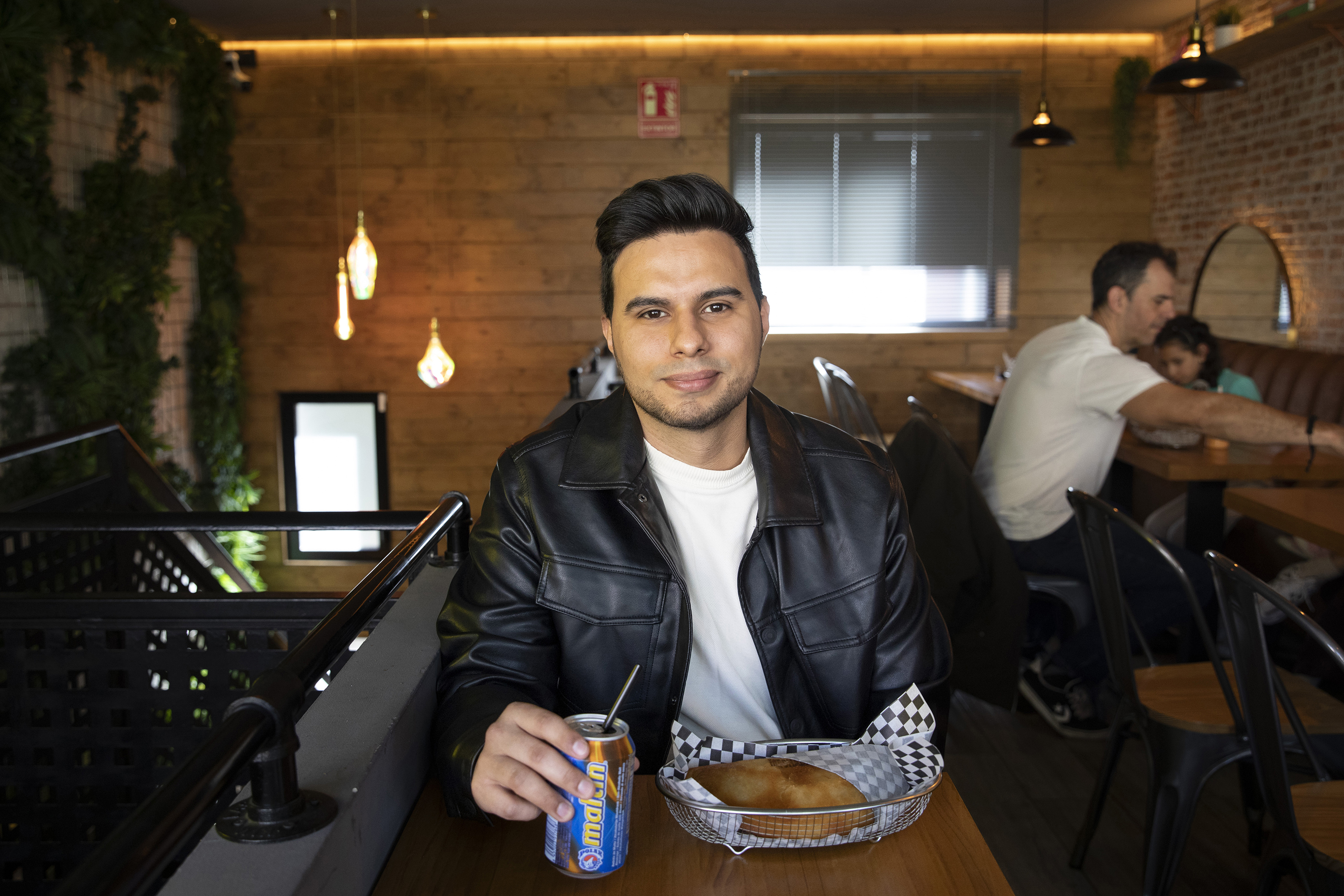 Romel Ram�rez, camarero y periodista.