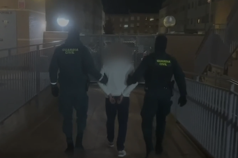 Uno de los detenidos conducido por la Guardia Civil