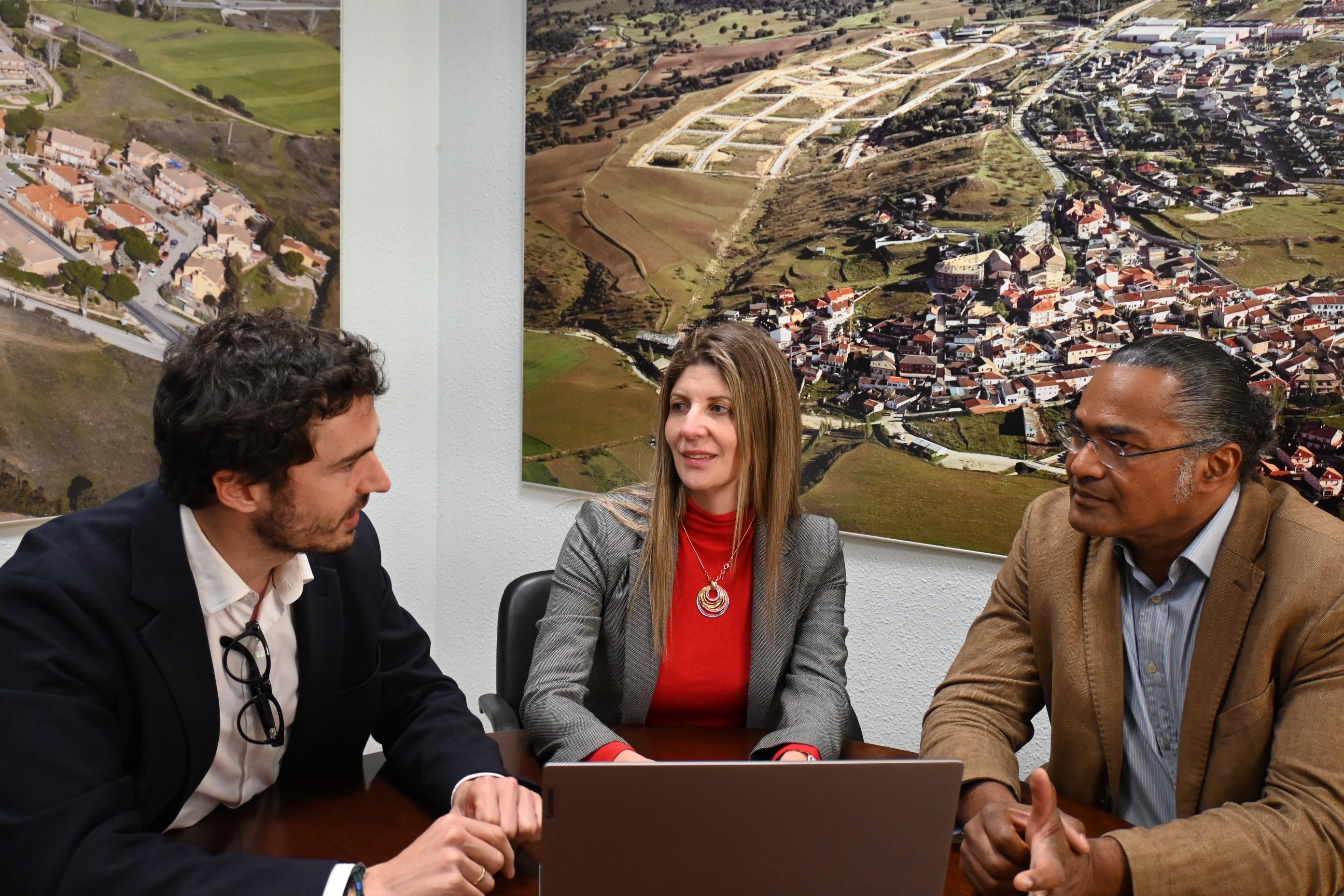De izquierda a derecha: Ignacio Azor�n, director general de Estrategia Digital; Clara Casas, directora de Soporte de Red y Servicios de Telef�nica y el alcalde de Villamantilla, Jos� Antonio de la Morena.