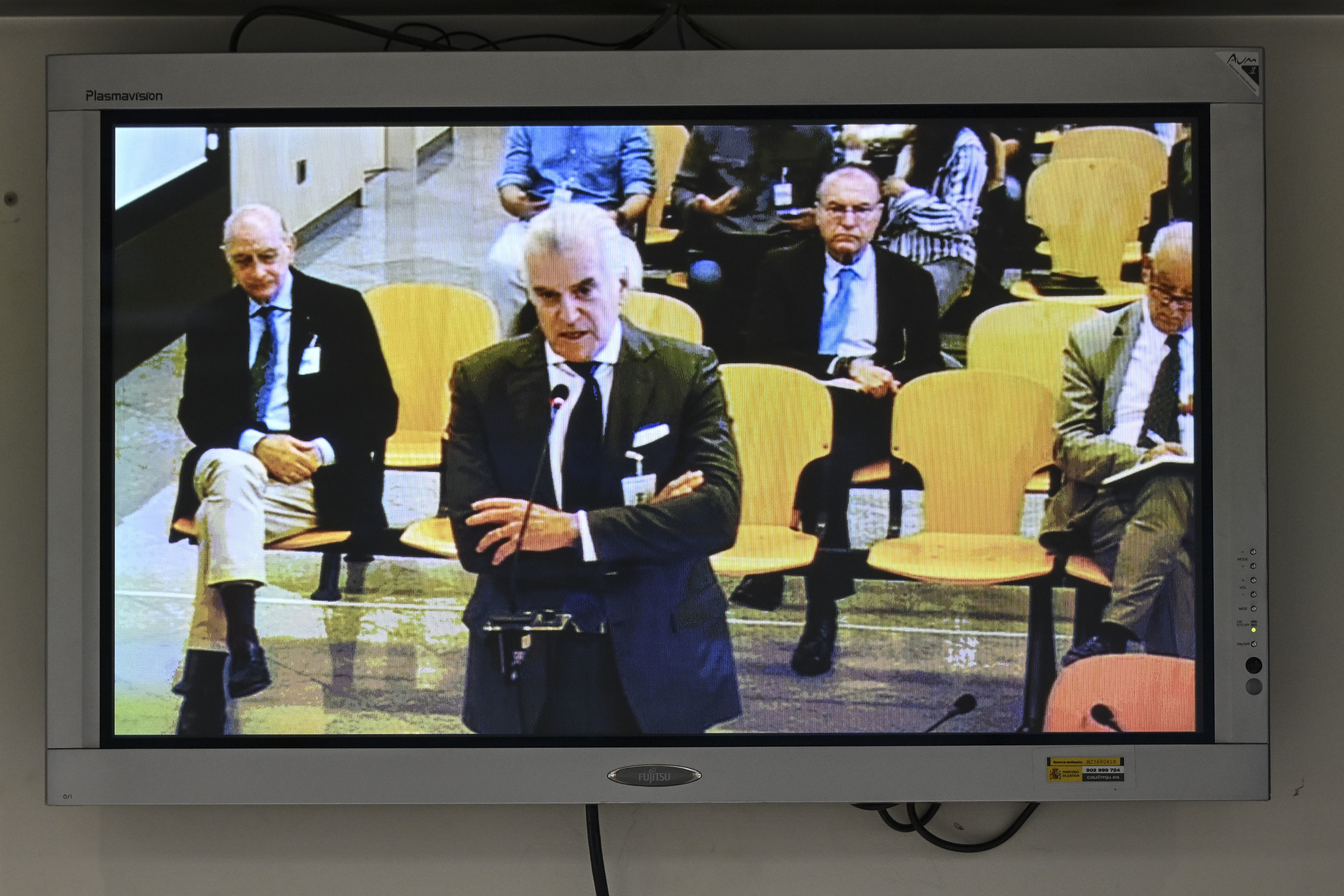Luis B�rcenas, declarando en el juicio de Kitchen el pasado d�a 20. Detr�s, el ex ministro Jorge Fern�ndez D�az.