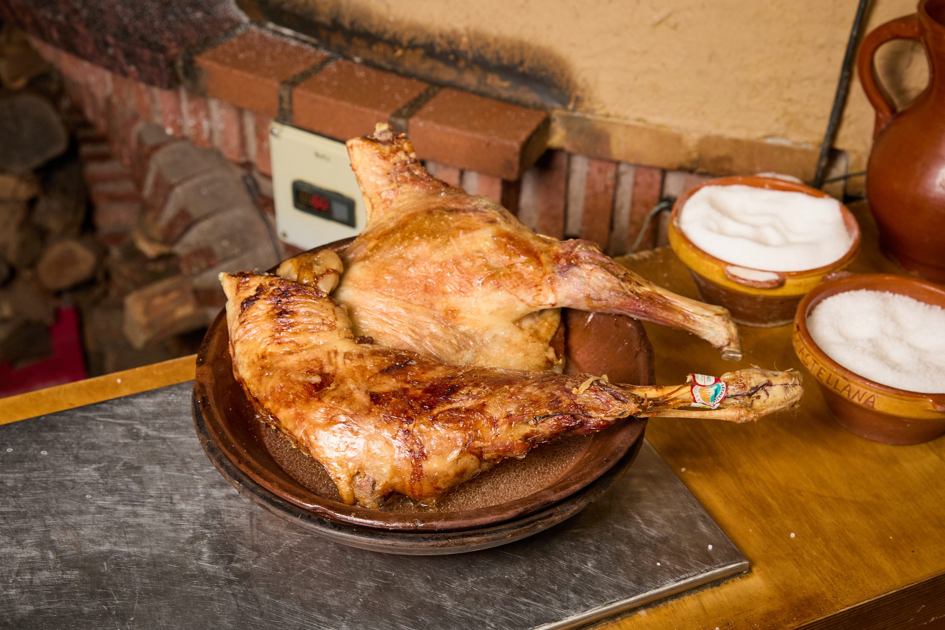 El lechazo en el asador San Lorenzo, una ritual obligatorio en la ciudad.