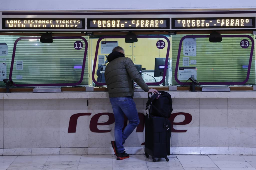 El tren de alta velocidad cay� un 32,1% y el ferrocarril un desplome del 15