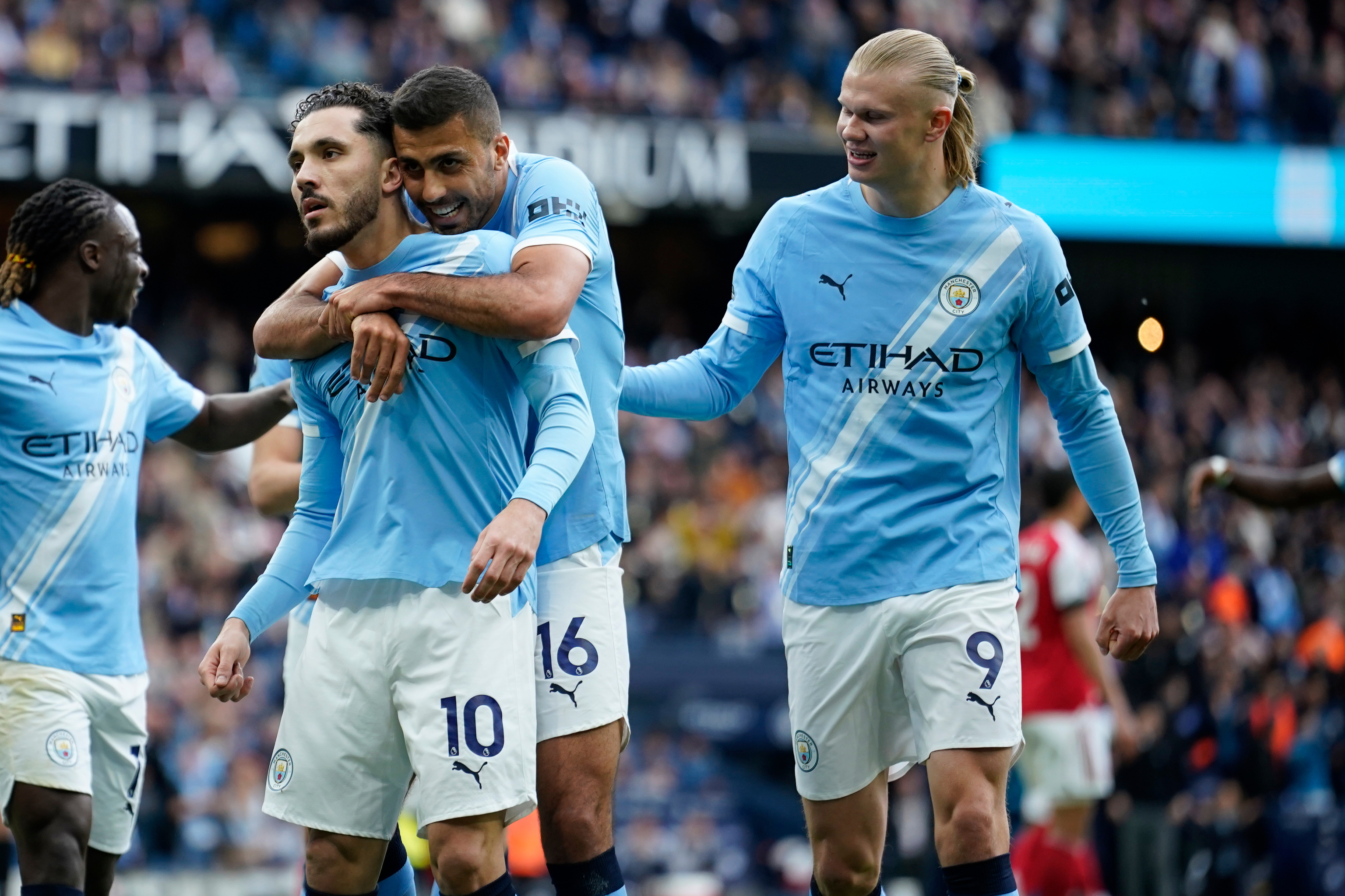Cherki, tras abrir el marcador en el duelo frente al Arsenal.