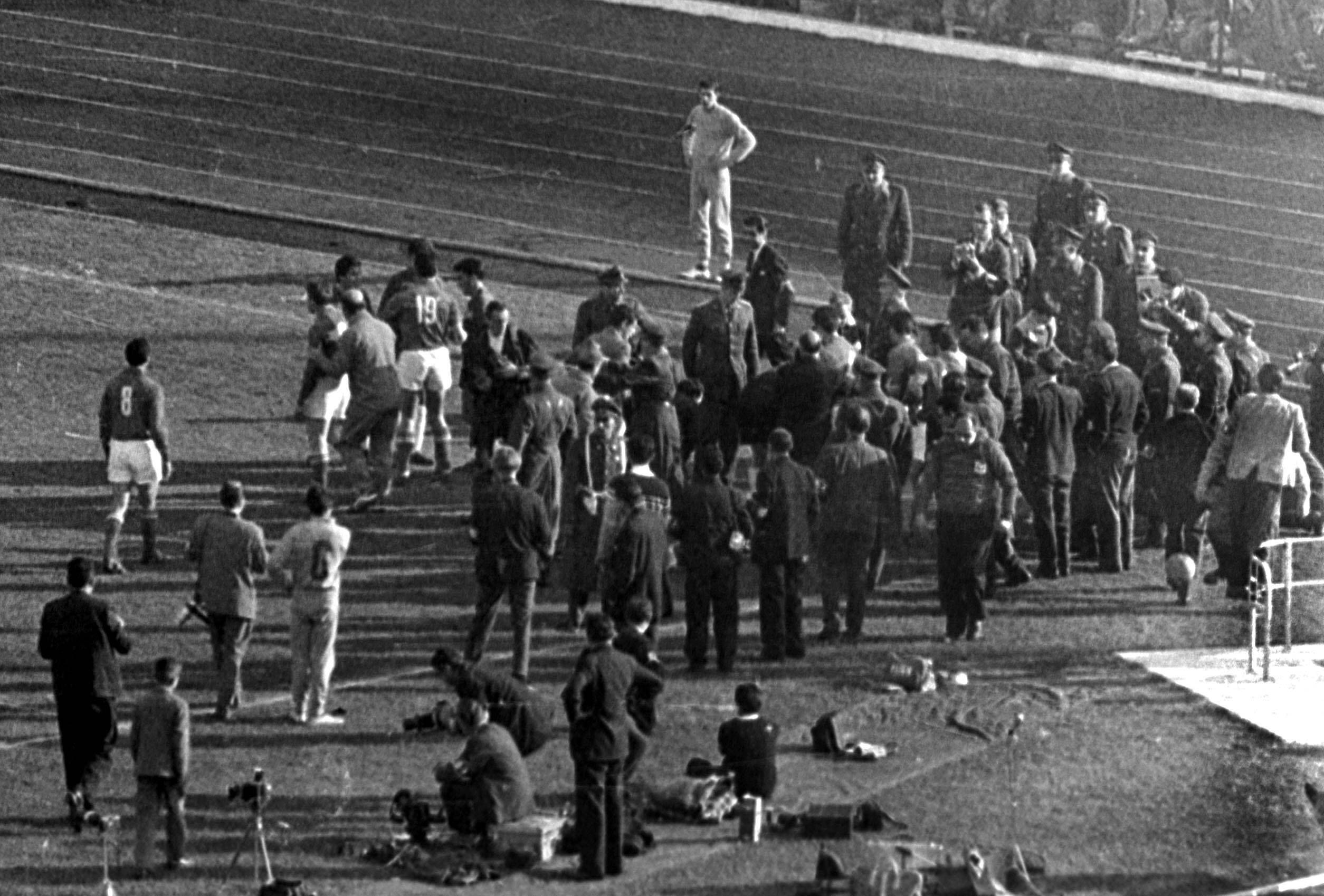 La Polic�a trata de separar a los futbolistas al t�rmino del partido.