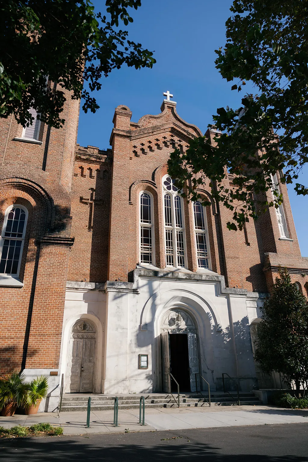 Image may contain Arch Architecture Gothic Arch Building Plant and Housing