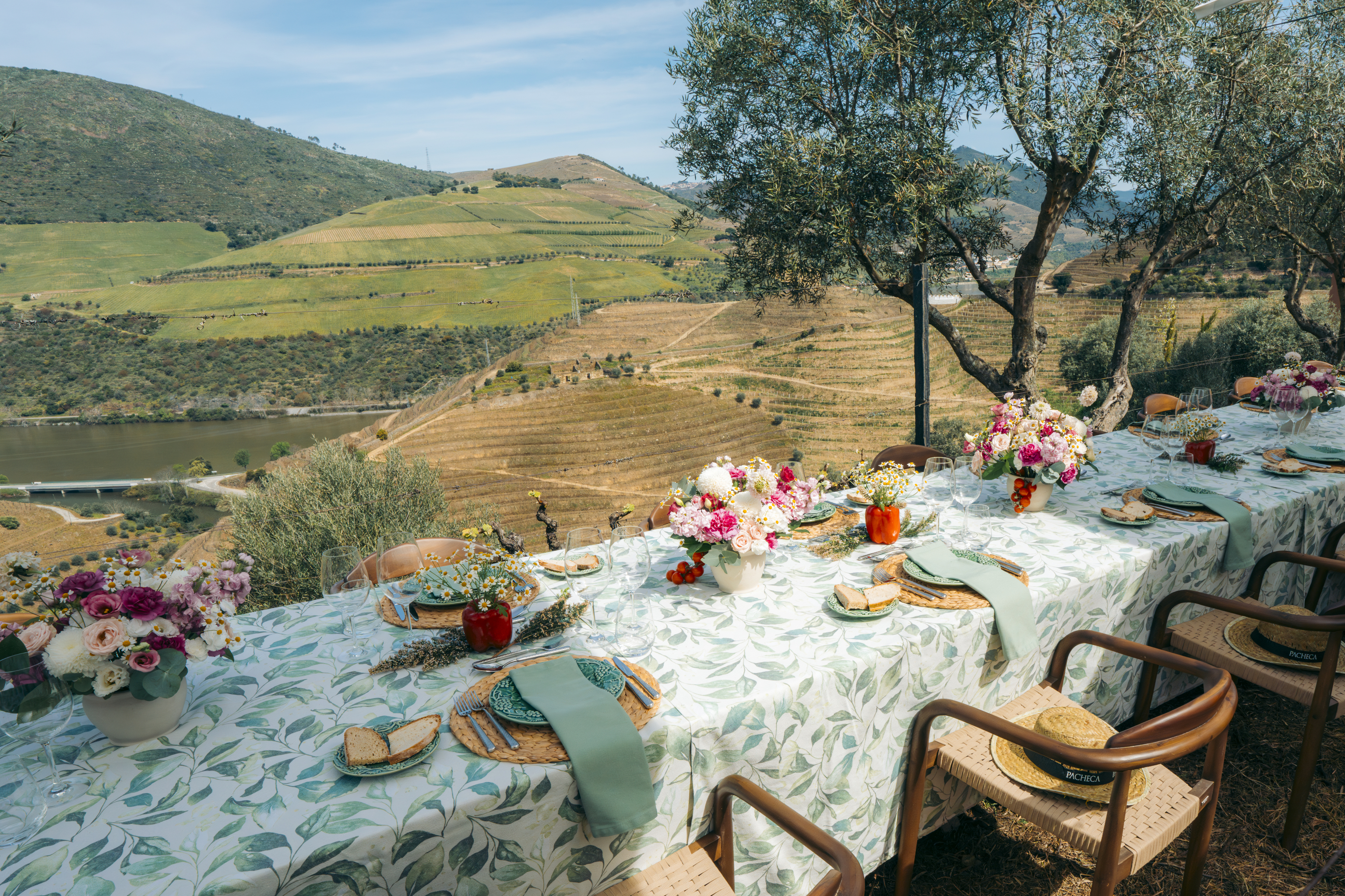 Mesa para comer con vistas al r�o Duero en el hotel S�o Jos� do Barril�rio.