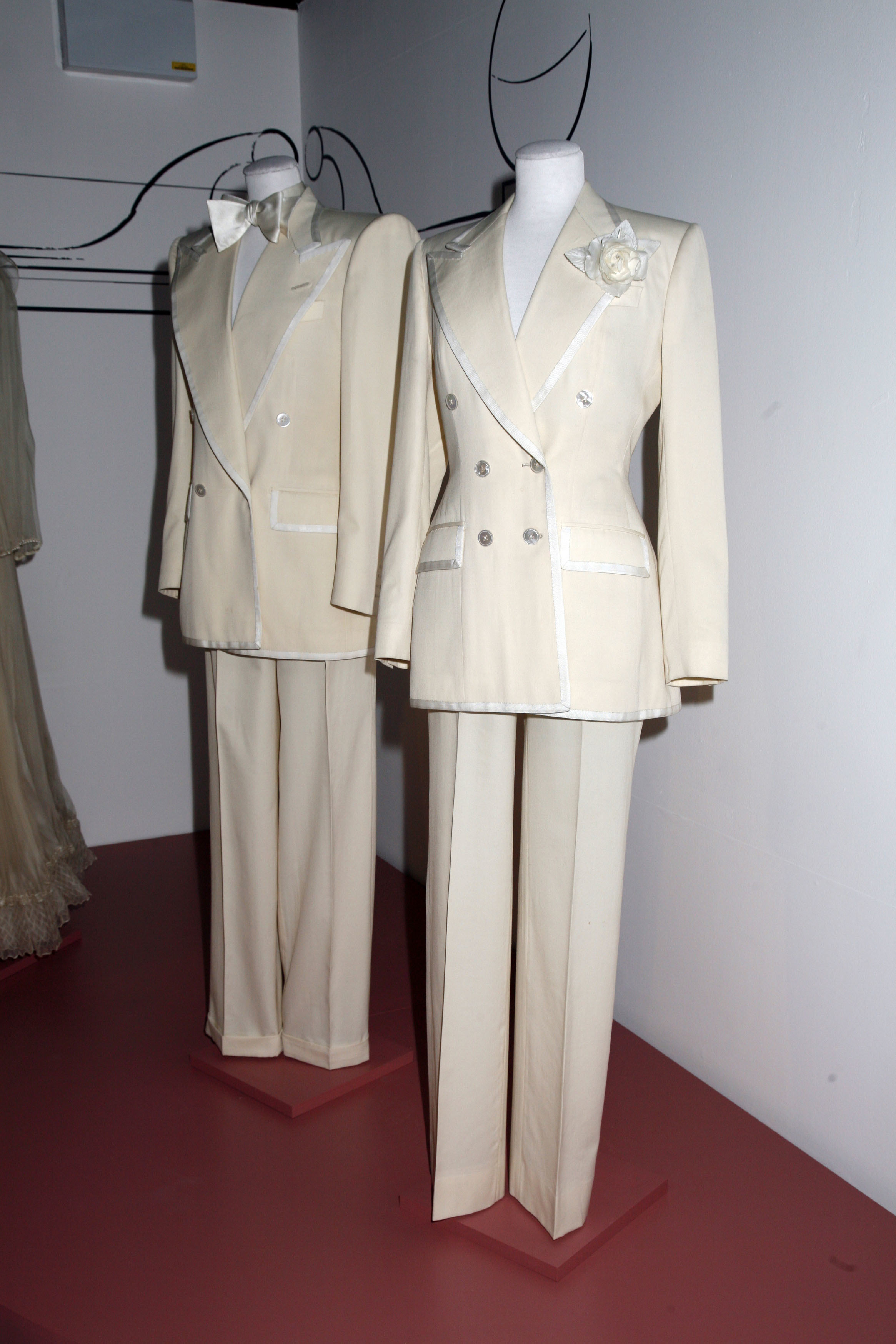 Los esm�quines blancos que llevaron Bianca y Mick Jagger el d�a de su boda.