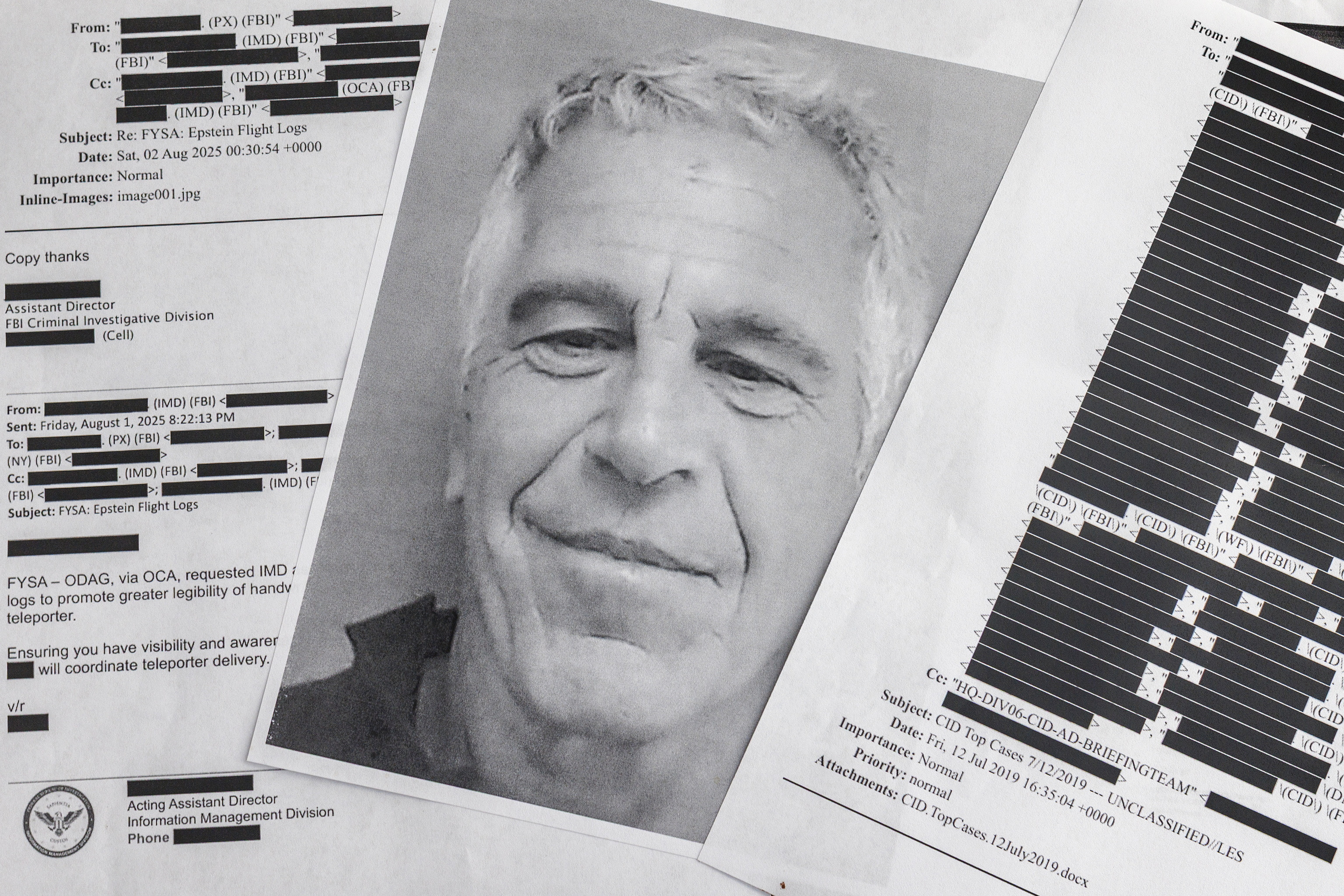 Varios documentos desclasificados sobre Epstein.