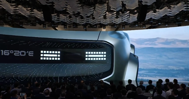 东风汽车全新一代概念车 EQ-REBORN 亮相,致敬 1975 年军车
