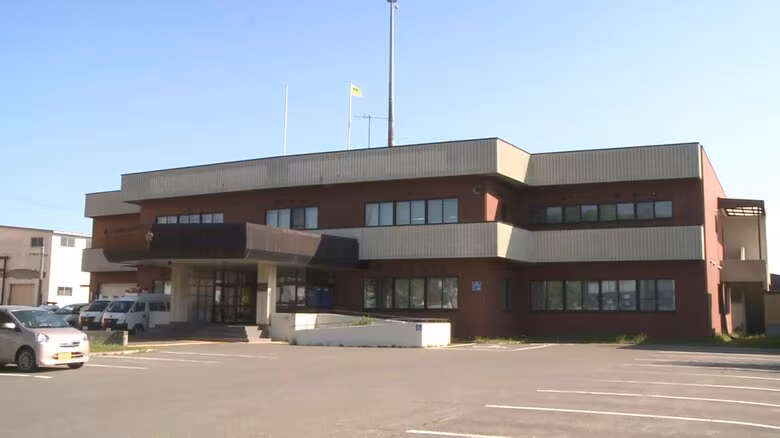 自転車の70代女性が乗用車にはねられる…頭を打ち病院に搬送＿右折する車に巻き込まれたか〈北海道稚内市〉｜FNNプライムオンライン