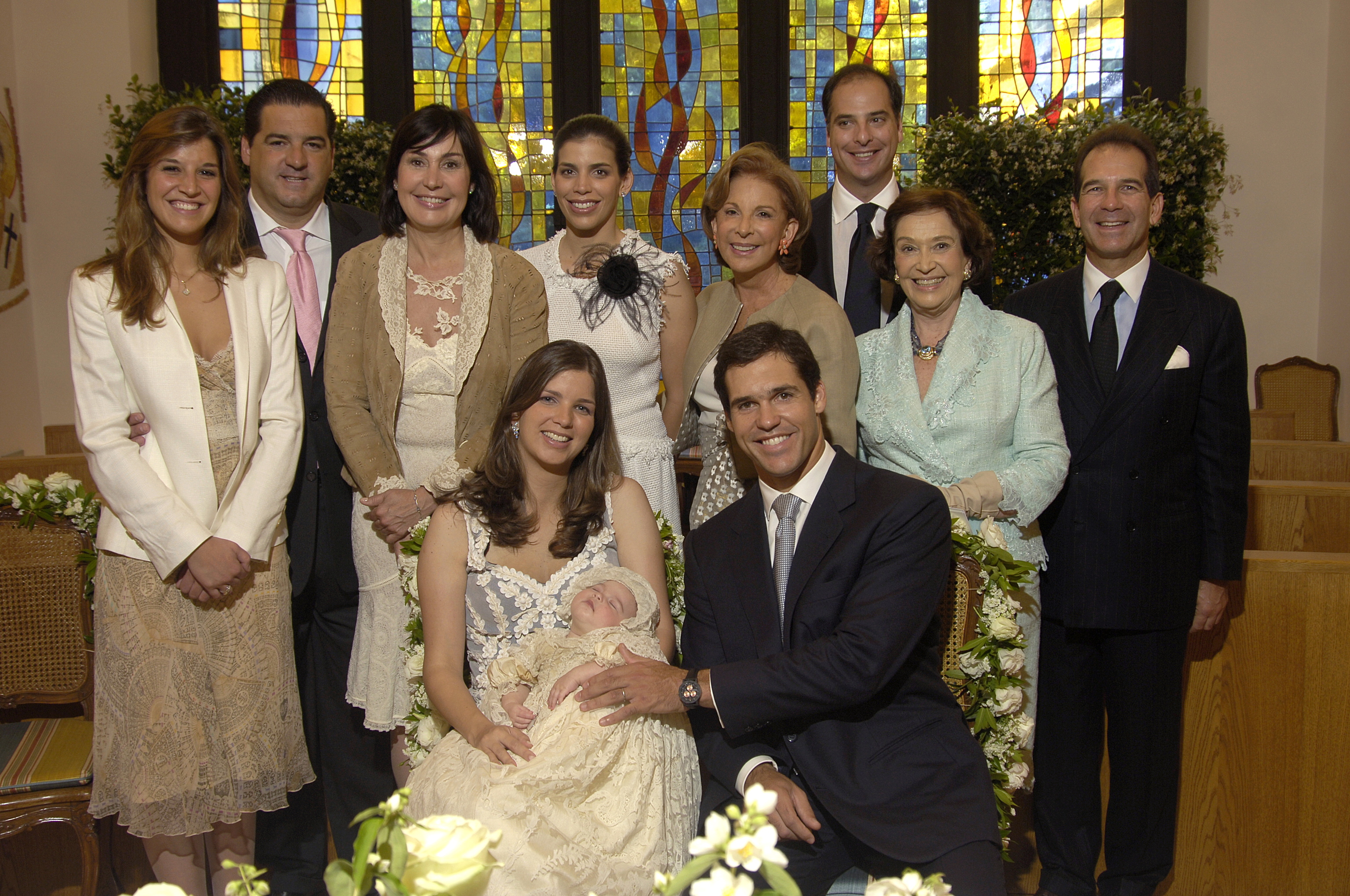 D'Agostino con su familia pol�tica en el bautizo de Eugenia de Borb�n. De izq a dcha: Cynthia Rossi, Jos� Campos, Carmen Mart�nez Bordi�, Mar�a Victoria Vargas, Leonor Santaella, Francisco d'Agostino, Carmen Franco y V�ctor Vargas.