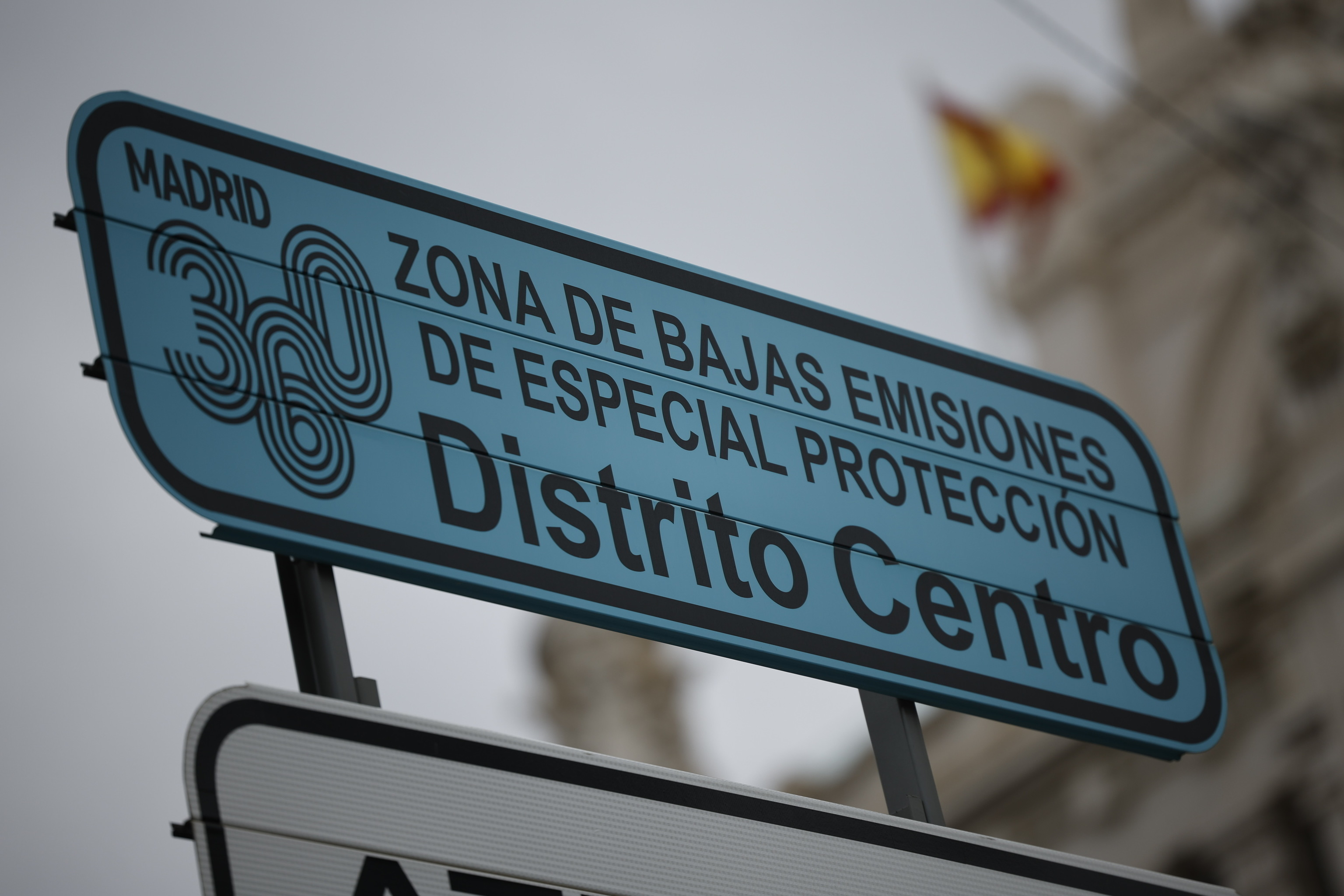 Uno de los carteles que anuncian la zona de Bajas Emisiones.