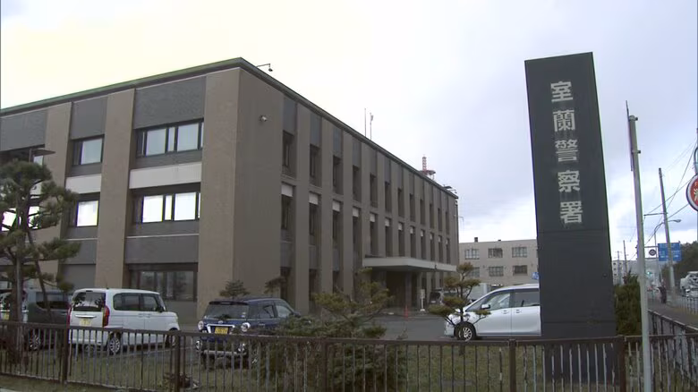 盗撮目的？「性癖を満たすため」ショッピングモールで女性用トイレに侵入…27歳男を逮捕_女性従業員が個室の中で盗撮する気配に気づき応援呼ぶ_複数の従業員で取り押さえる〈北海道登別市〉｜FNNプライムオンライン