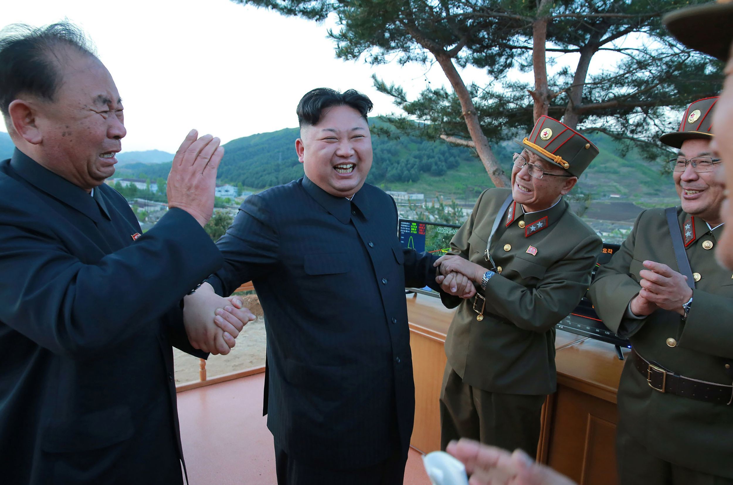 Kim Jong un, l�der supremo de Corea del Norte, celebra un lanzamiento de un misil.