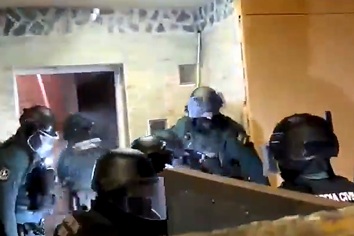 Agentes de la Guardia Civil ejecutan una orden de entrada y registro.