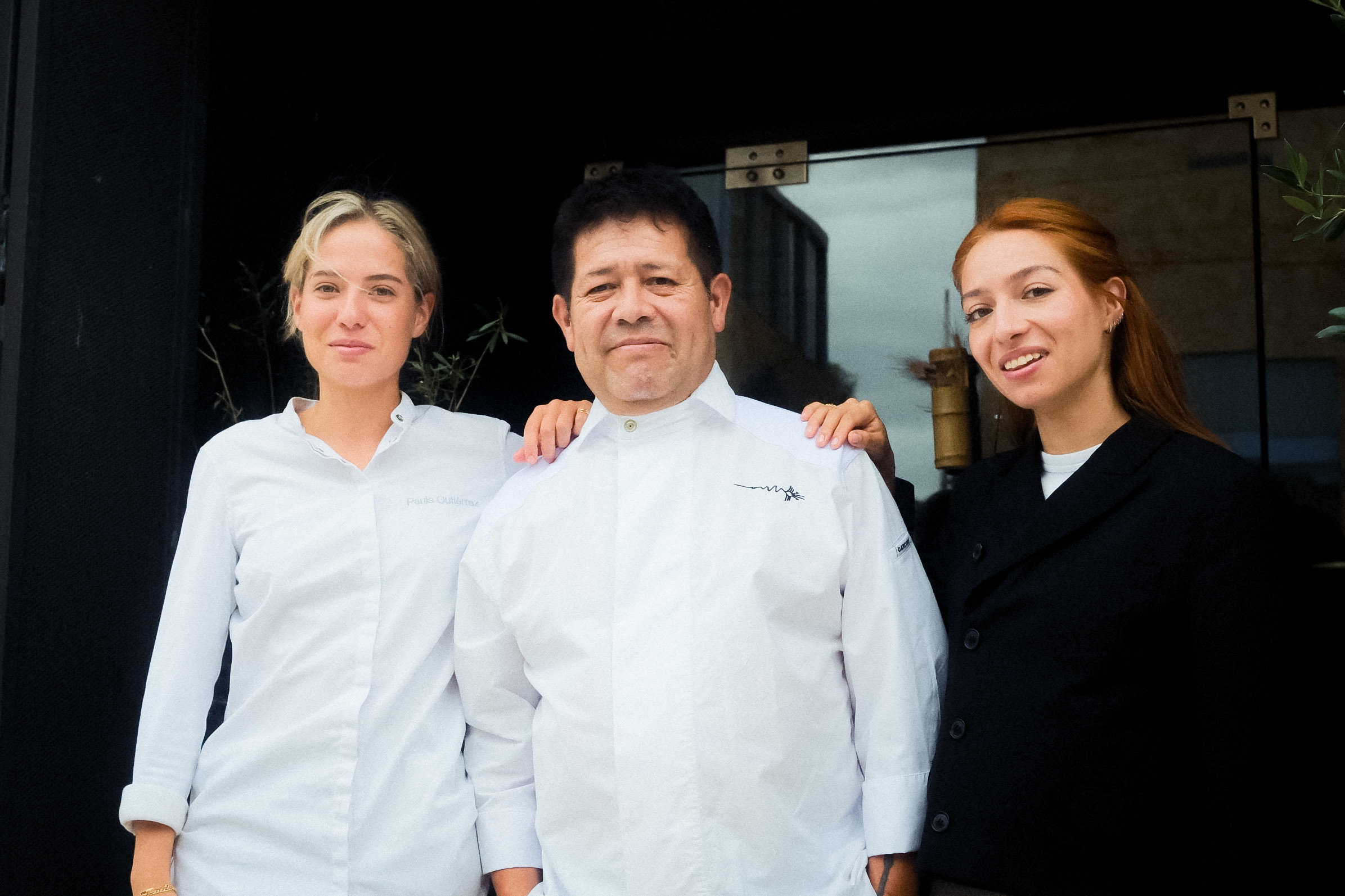 De izda. a dcha.: Paula; su padre, V�ctor Guti�rrez, y Andrea, en la puerta del comedor.