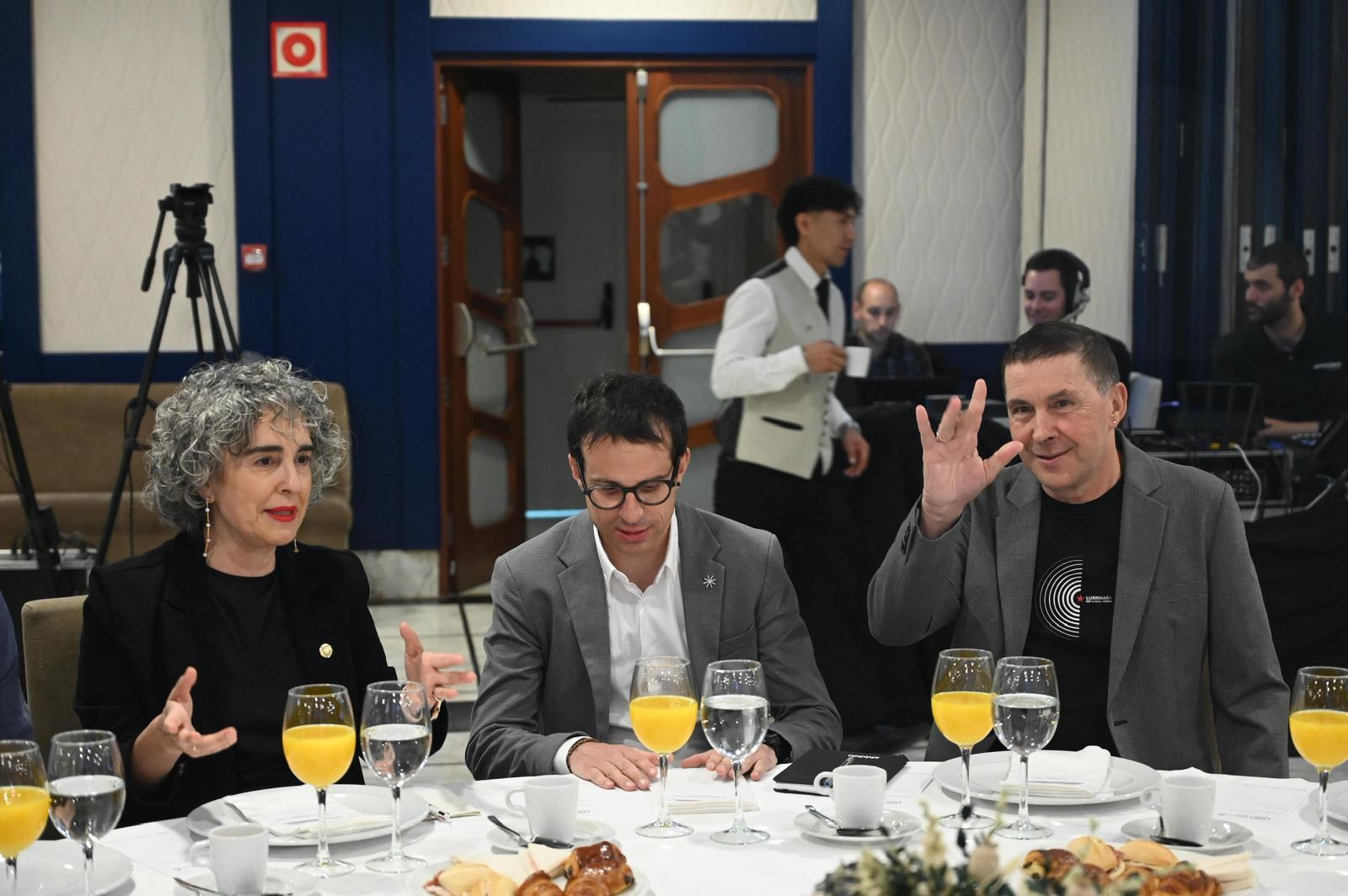 La vicelehendakari Ibone Bengoetxea (PNV) junto a Pello Otxandiano y Arnaldo Otegi en la conferencia de Forum Europa Tribuna Euskadi celebrado en Bilbao.