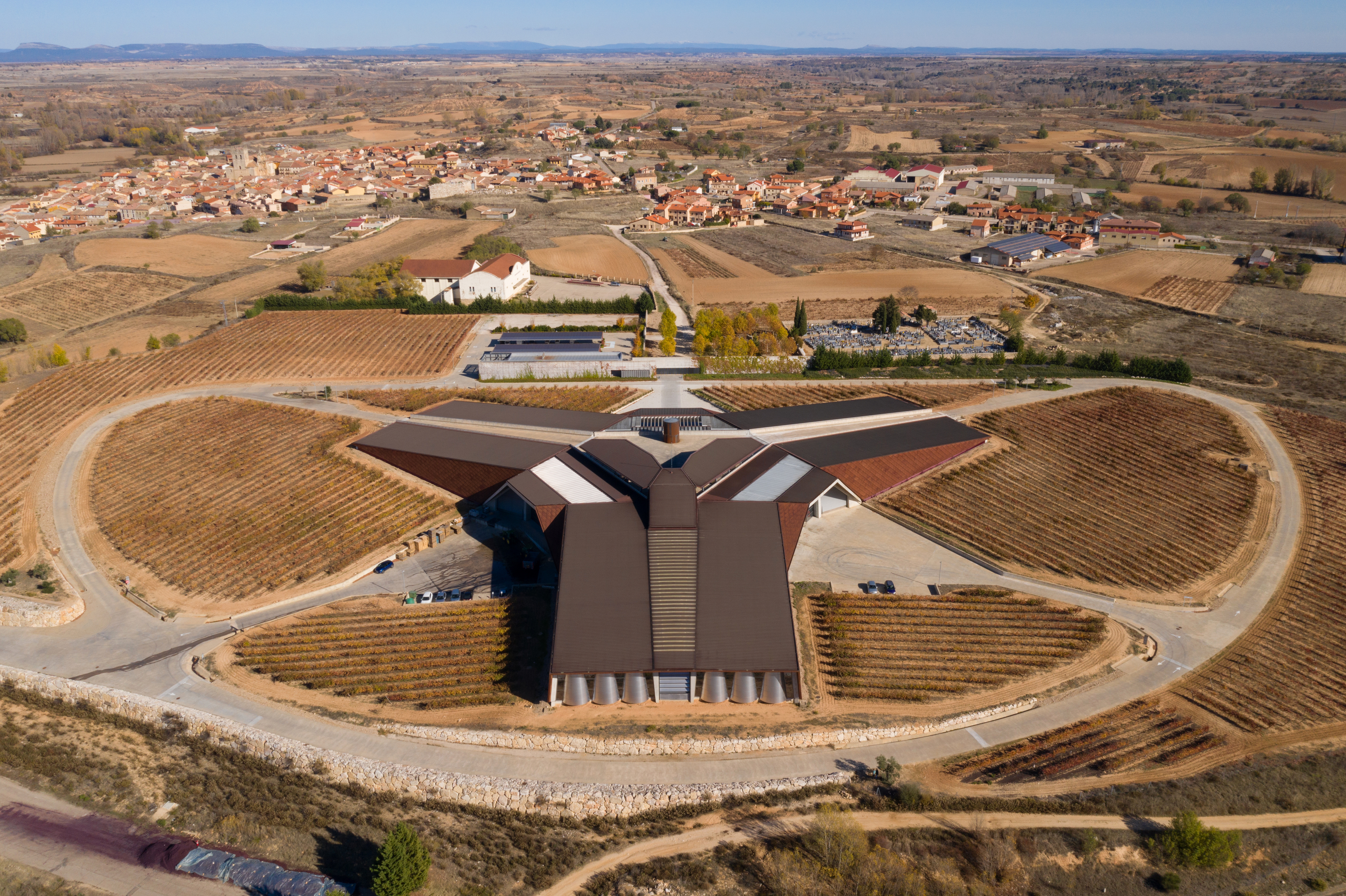Bodegas Portia, en forma de flor de tres p�talos, dise�ada por Foster.