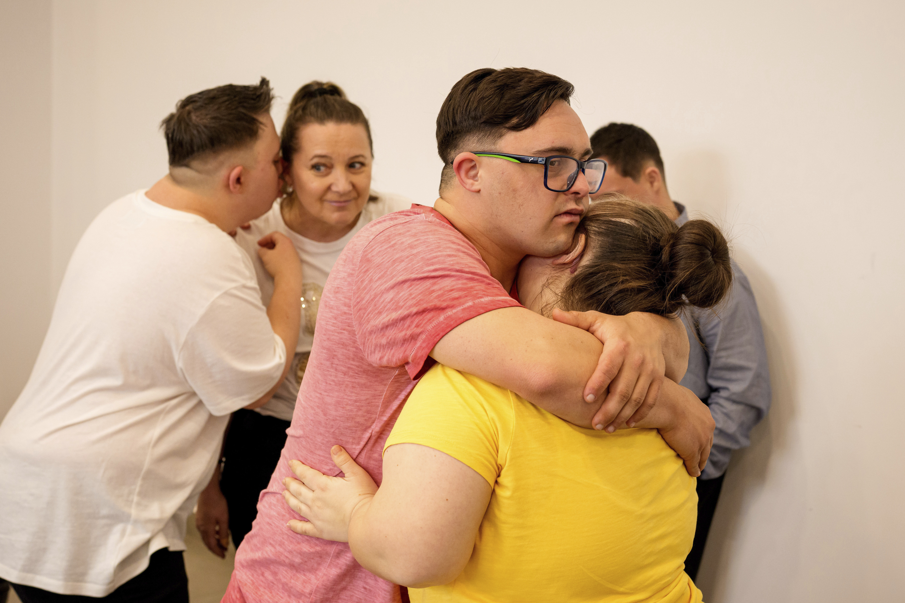 J�venes abraz�ndose en un evento organizado por una ONG que apoya a personas con s�ndrome de Down.