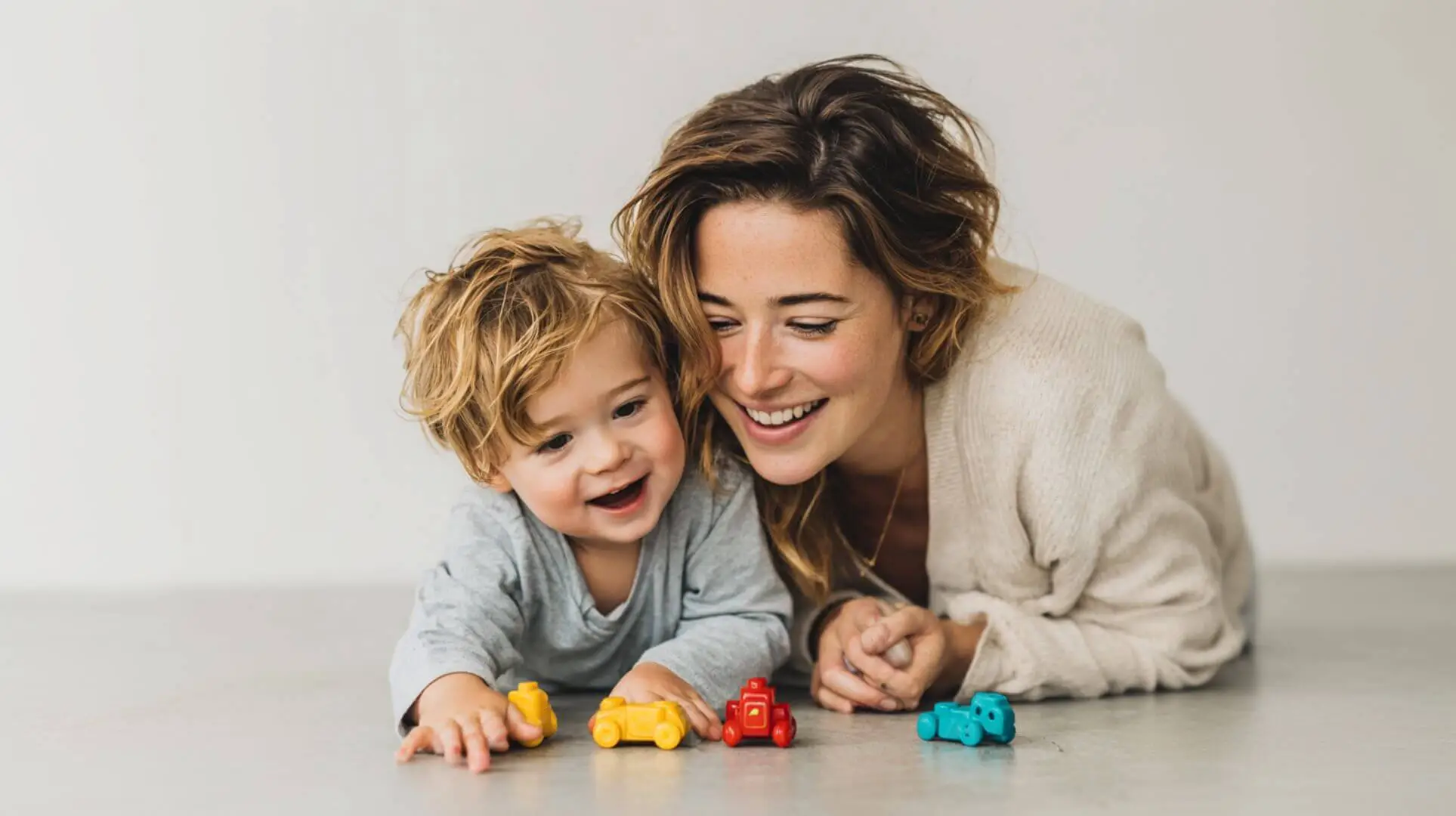 Madre jugando con su hijo pequeño