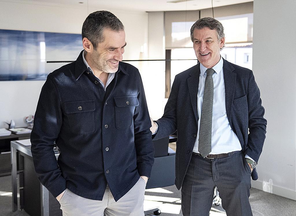 El presidente del PP, Alberto N��ez Feij�o (d), junto al vicesecretario de Cultura del Partido Popular, Borja S�mper.