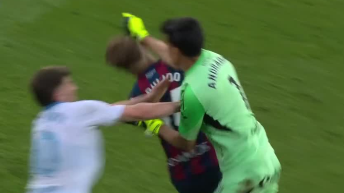 Andrada golpea a Pulido durante el Huesca-Zaragoza de anoche.