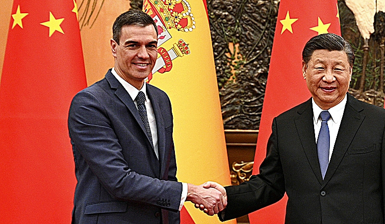 2023. Pedro S�nchez y Xi Jinping, durante el primer viaje del presidente a China para conmemorar el 50 aniversario de las relaciones diplom�ticas. B. P.