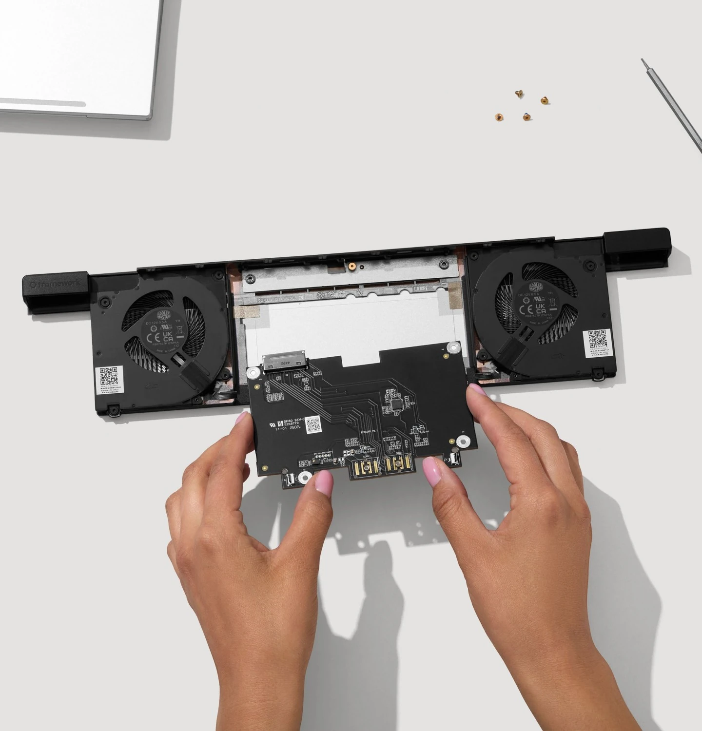 dGPU 外也支持 eGPU:Framework 为 Laptop 16 推出 OCuLink 8i 开发套件