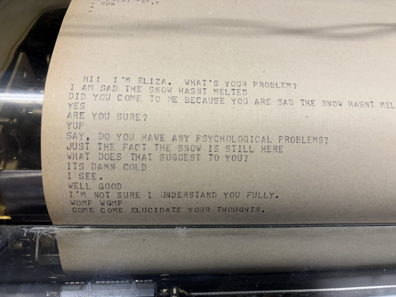 Сеанс общения с ELIZA. «Пожалуйста, поясните свои мысли». Teletype paper showing an ELIZA conversation about being sad that the snow hasn't melted.