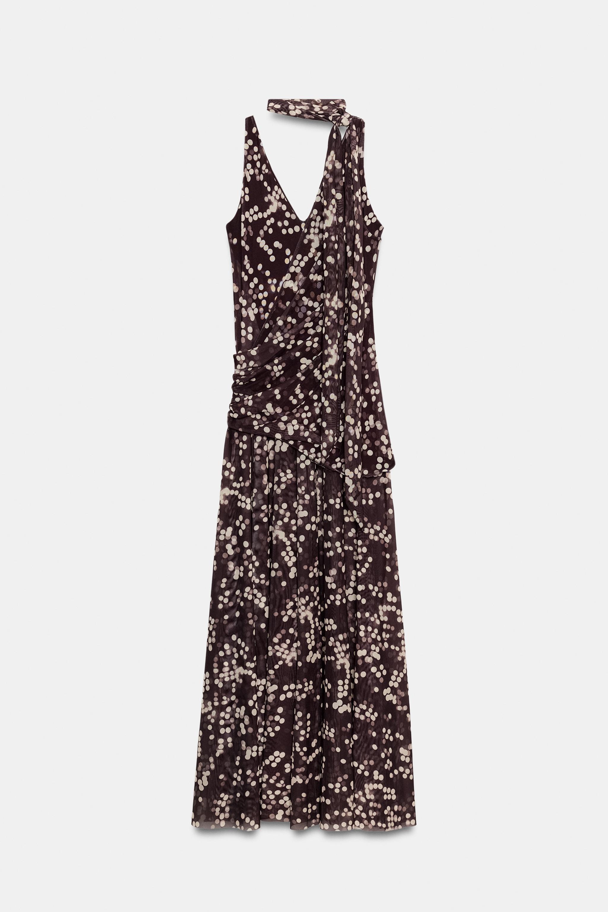 Parece un dise�o de boutique francesa: el vestido de lunares largo de tul de Zara est� en tendencia y es la compra maestra de esta temporada para tus eventos de primavera y verano