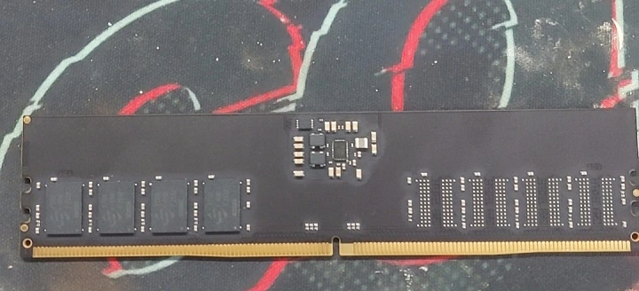 内存危机逼出“半通道”:华擎、华硕主板支持 DDR5 32-bit HUDIMM