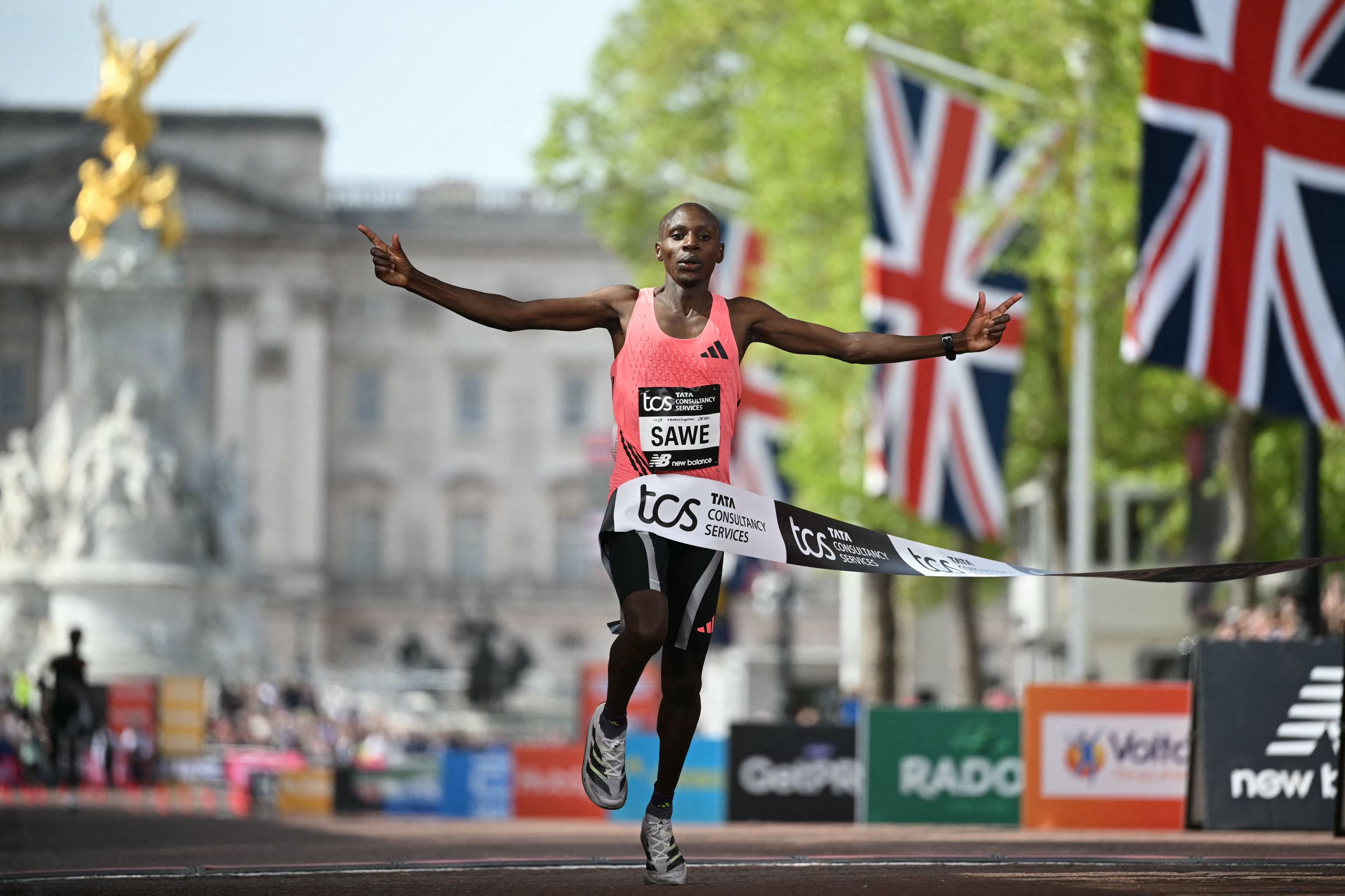 El keniano Sabastian Sawe cruza la meta en Londres tras firmar un nuevo r�cord del mundo y bajar por primera vez de las dos horas.
