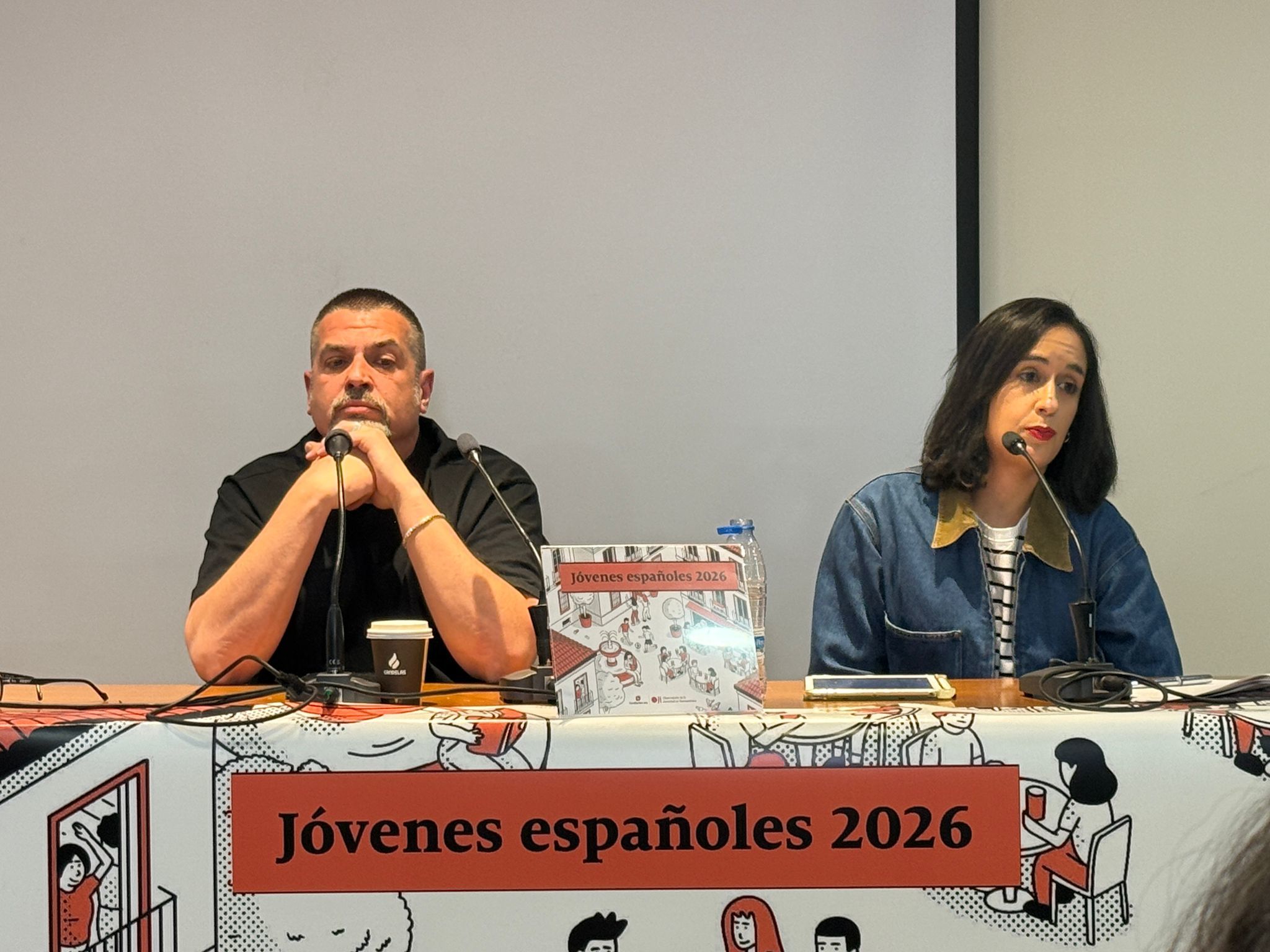 Los autores del informe, Juan M.� Gonz�lez-Anleo y Ariana P�rez, durante su presentaci�n.