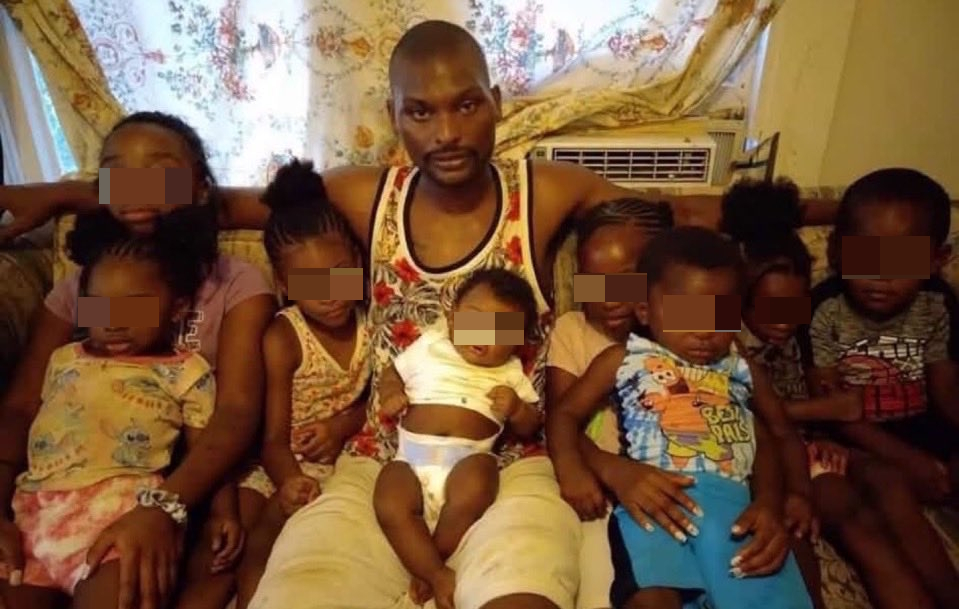 Shamar Elkins, el tirador de Luisiana, con siete de sus hijos.