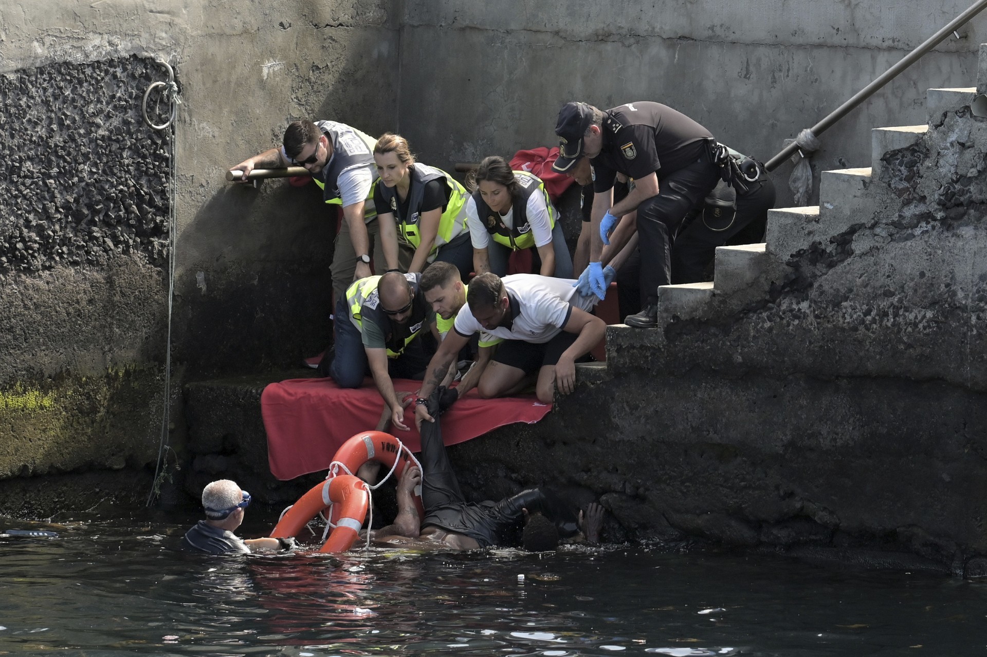 Rescate del cad�ver de un inmigrate en El Hierro.