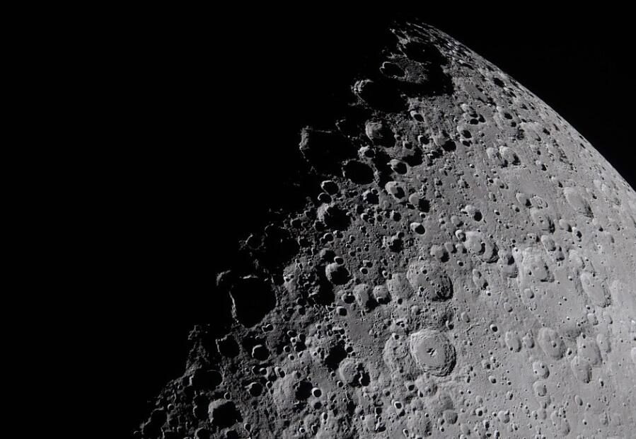 moon.jpg 