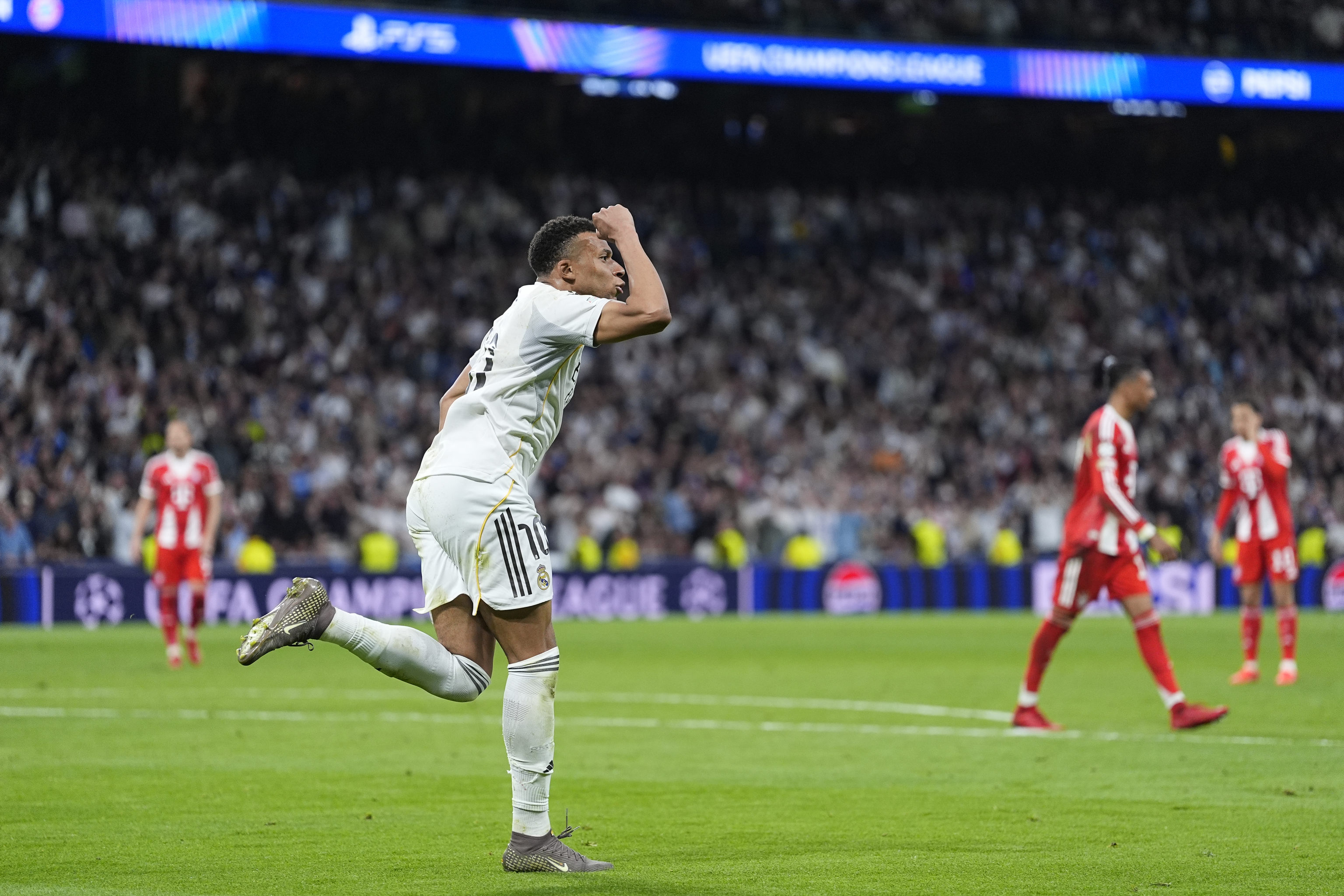 Kylian Mbapp� celebra el gol del 1-2 frente al Bayern.