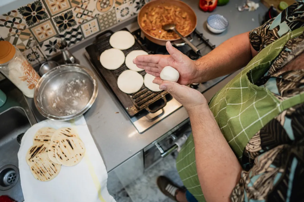 Hacer arepas es muy sencillo, ya que la harina de maíz es fácil de manejar. - iStock