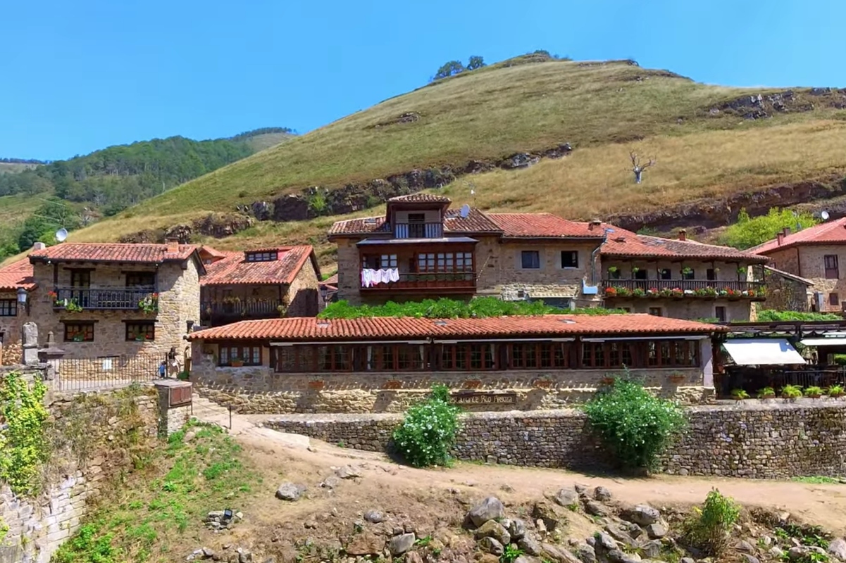 Este pueblo de Cantabria es un aut�ntico viaje al pasado: casas monta�esas, calles empedradas y naturaleza salvaje