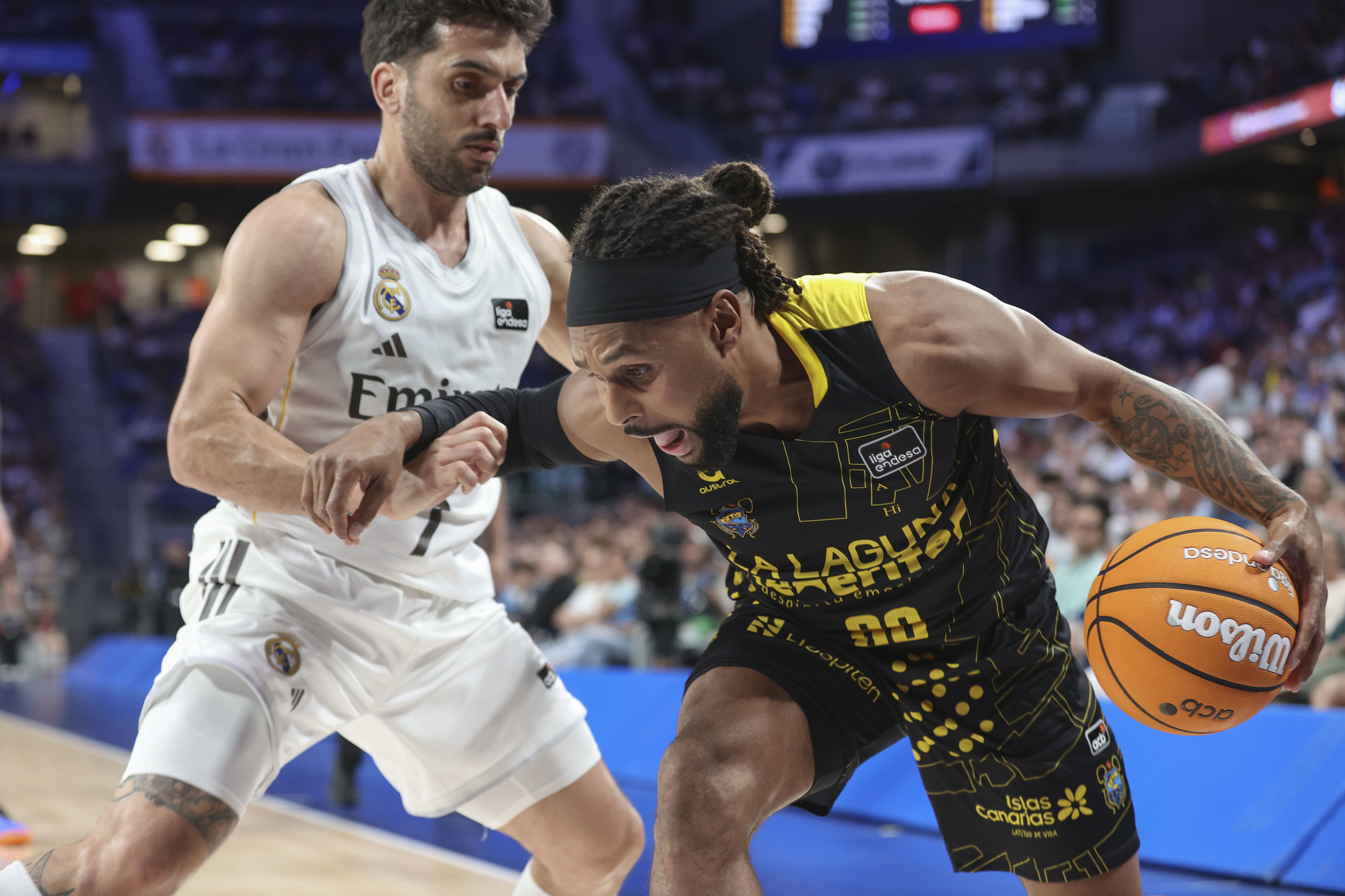 Patty Mills, defendido por Campazzo, en el Palacio.