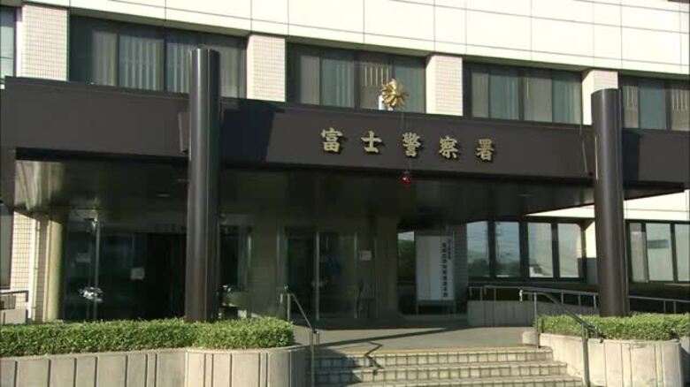 「自分が刃物で脅迫したのは旦那に暴力を振るわれたから」 夫を包丁で脅して逮捕された小学校教師の妻　その夫も妻への暴行容疑で逮捕される　警察が口論となった理由や経緯について詳しく調べる　静岡・富士警察署｜FNNプライムオンライン